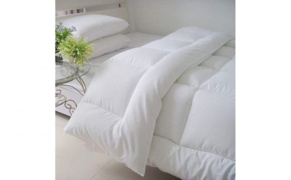 Pilota pentru 2 persoane cu puf siliconat 200x220 cm + 2 perne antialergice 50x70 cm